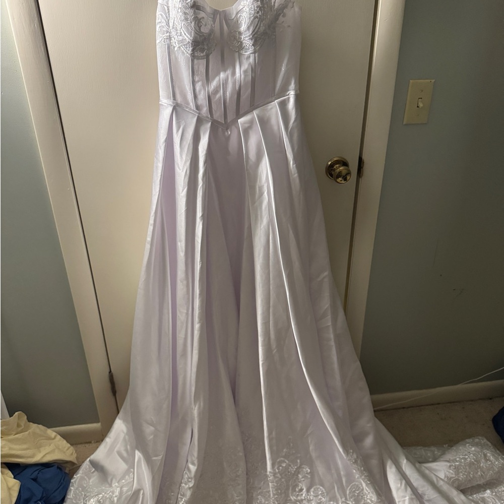 Faeristy - Stunning White Bridal Gown with Lace Accents